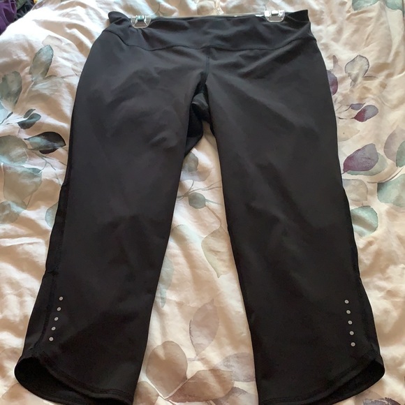 Old Navy Active workout capris - Picture 9 of 10